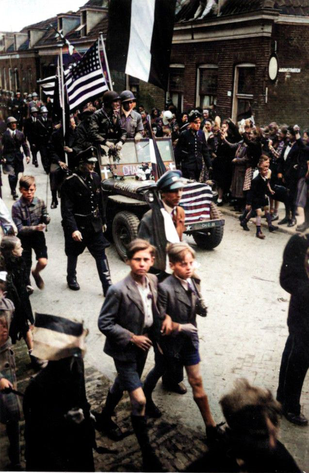 De Amerikaanse bevrijders Peter Scotese (links) en Walter Kasievich (rechts) rijden op 8 mei 1945 over het Emaus richting de Kortedijk.
